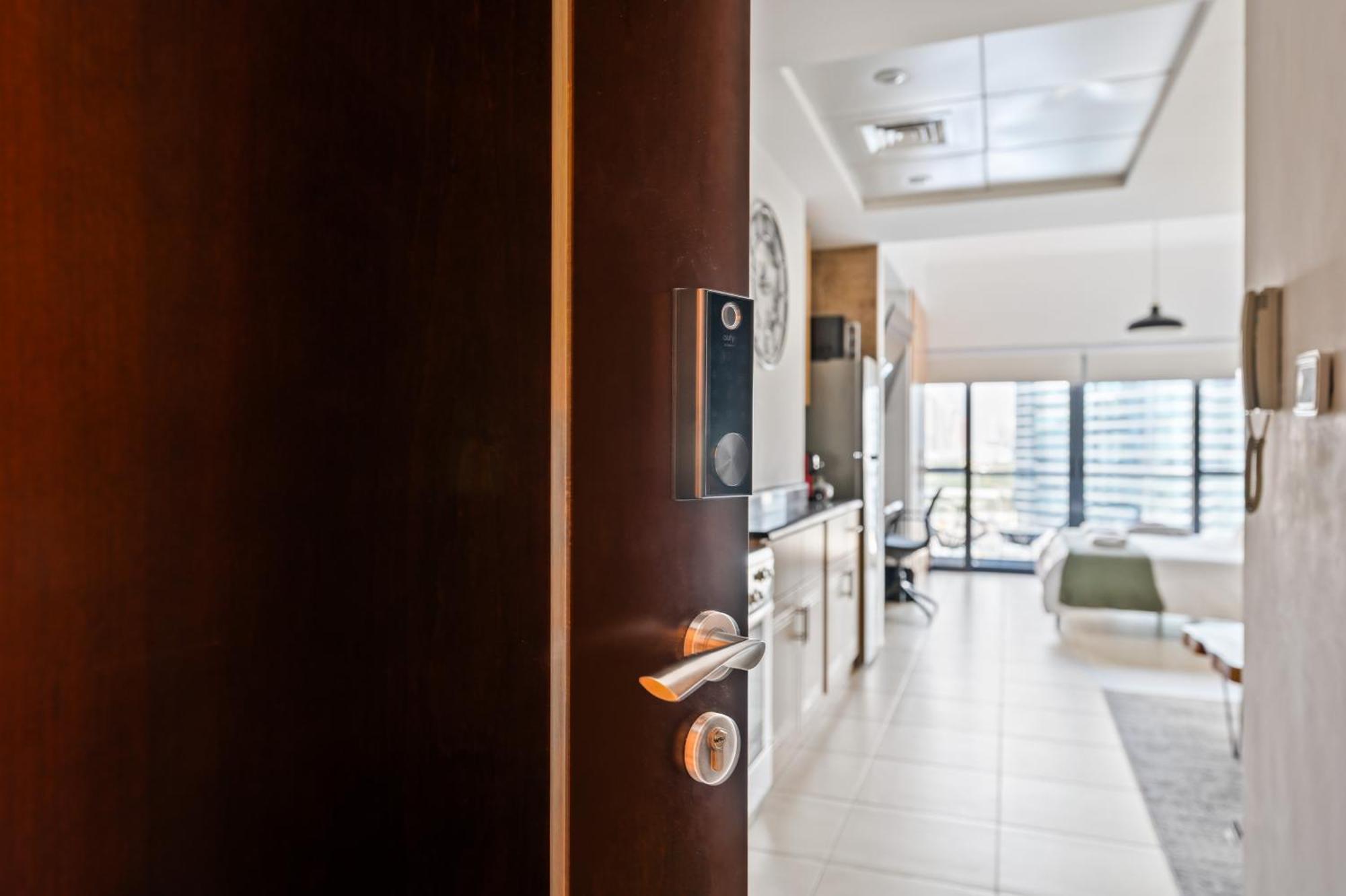 Upscale Studio Full Lake View In Goldcrest View Tower Dubai Eksteriør bilde