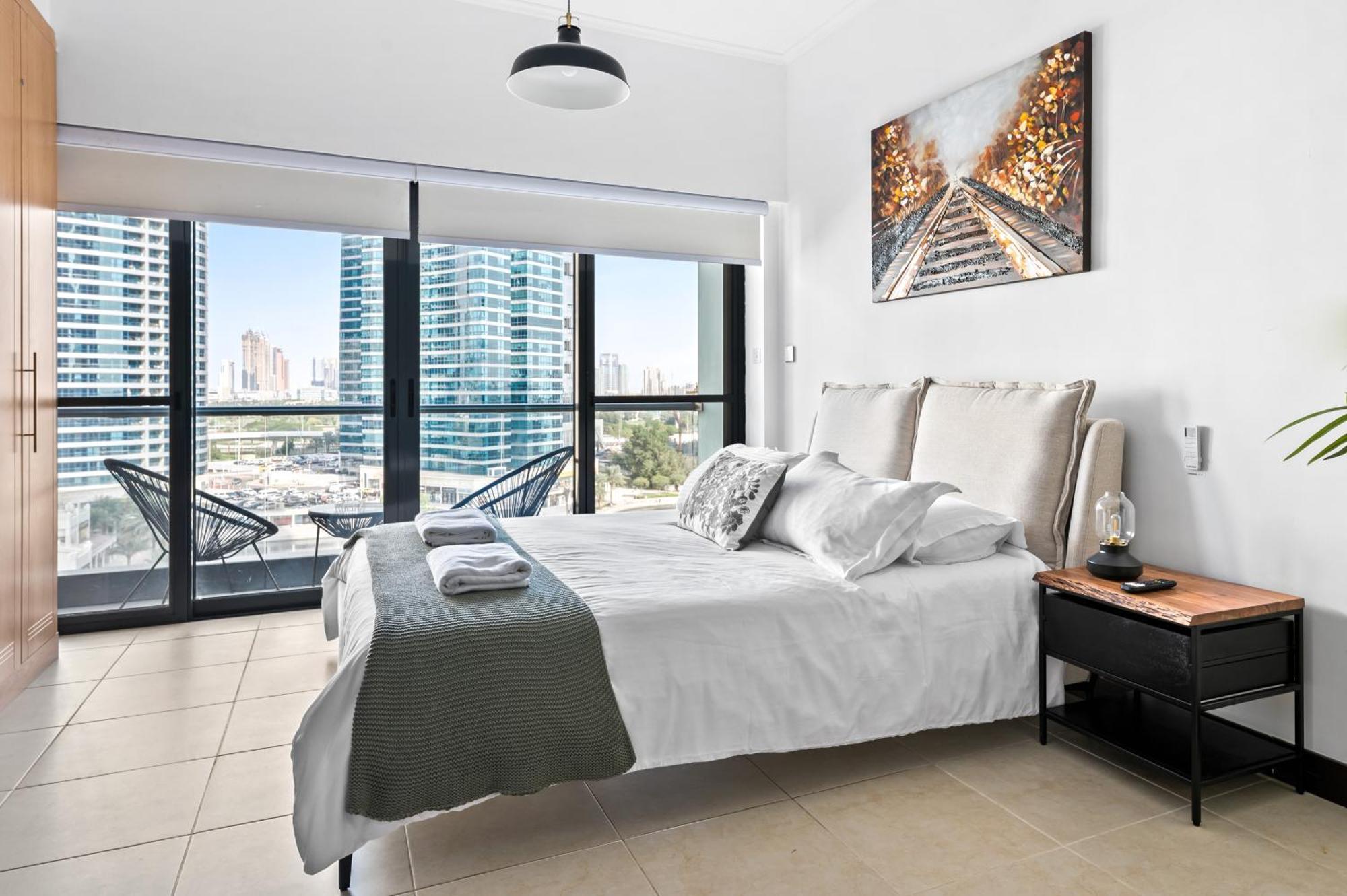 Upscale Studio Full Lake View In Goldcrest View Tower Dubai Eksteriør bilde