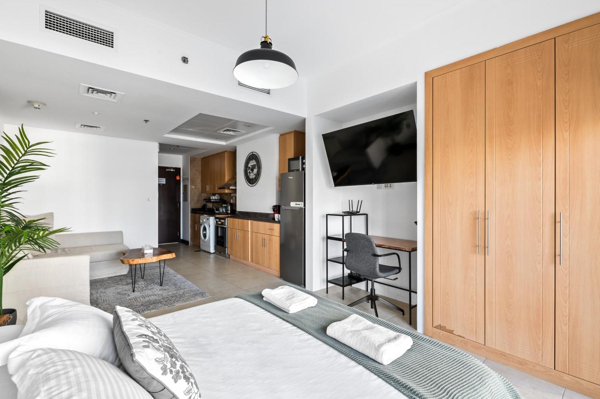 Upscale Studio Full Lake View In Goldcrest View Tower Dubai Eksteriør bilde