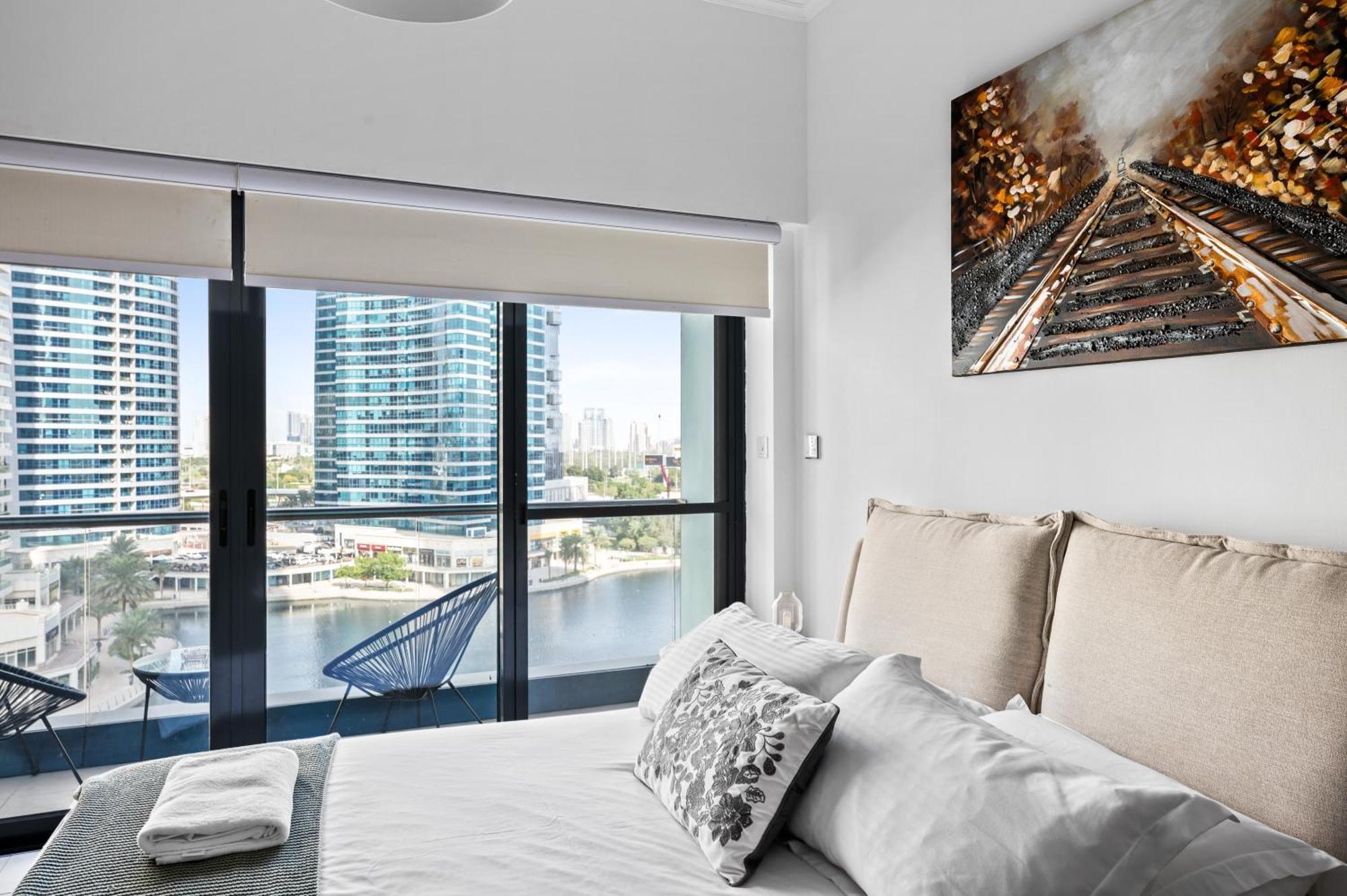 Upscale Studio Full Lake View In Goldcrest View Tower Dubai Eksteriør bilde