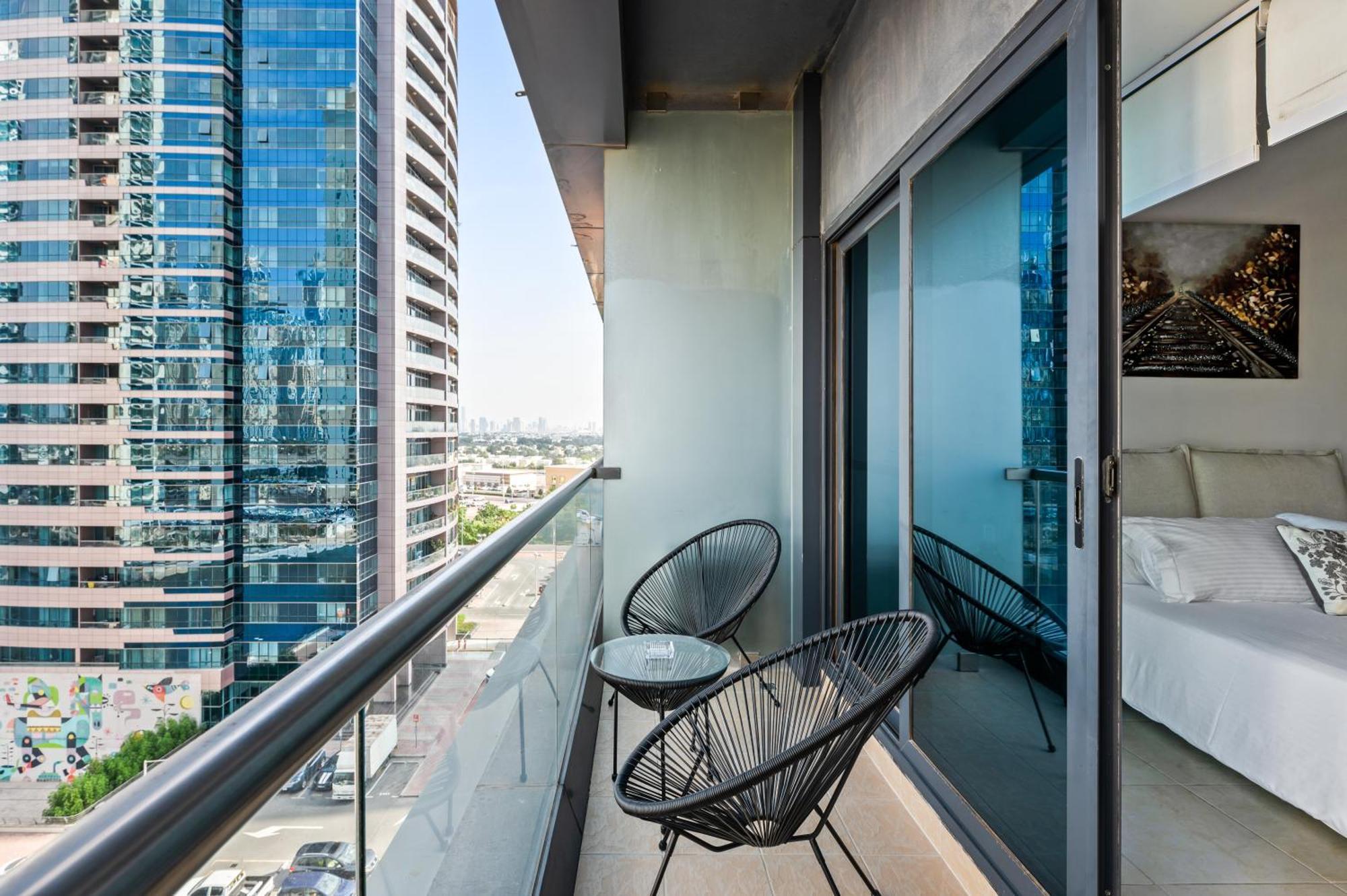 Upscale Studio Full Lake View In Goldcrest View Tower Dubai Eksteriør bilde