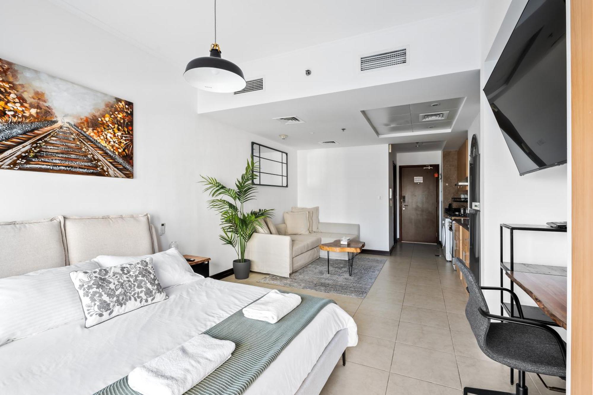 Upscale Studio Full Lake View In Goldcrest View Tower Dubai Eksteriør bilde